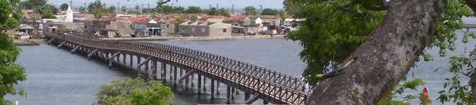 Le pont vers le cimetière de Joal Fadiouth